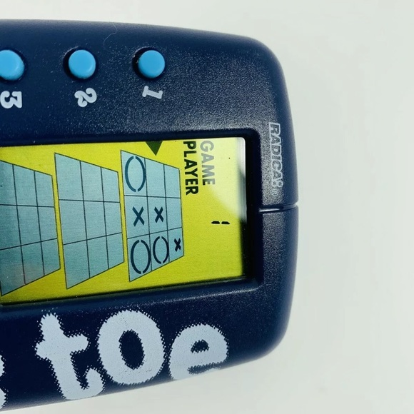 Radica TIC TAC TOE Handheld 1998 Travel Game - 3 levels - portable strategy - Picture 2 of 5